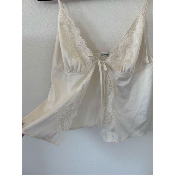 EUC Abercrombie Cream Satin Pajamas 3-piece matching set, size: M - Picture 4 of 9